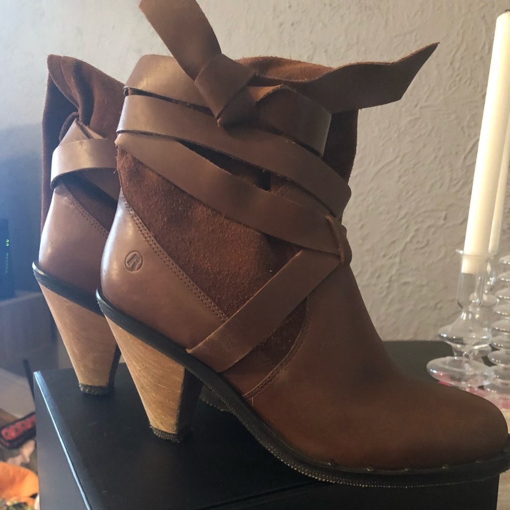 8 1/2 Camel boots!